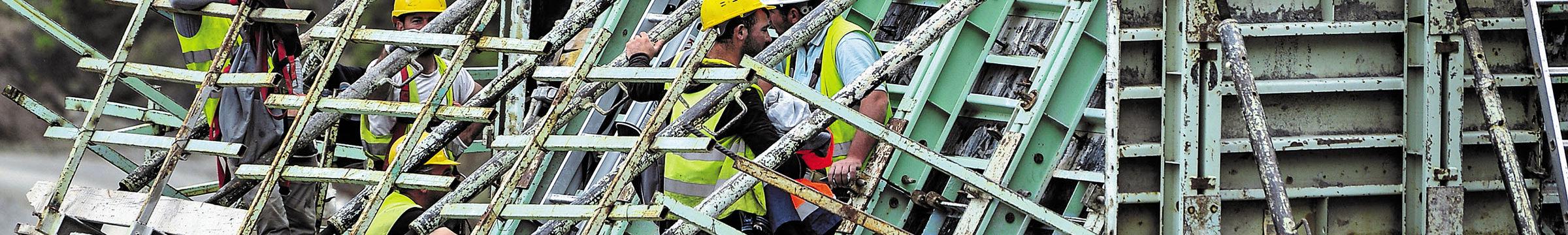 workers in scaffolding